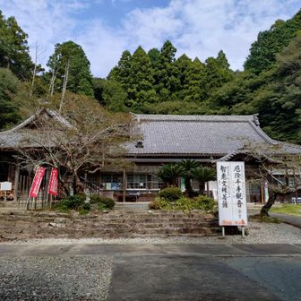 財賀寺は中々の構えで、参拝の方もちらほらいらっしゃいました