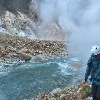 対岸に噴湯丘、後ろには温泉♨️の湯気