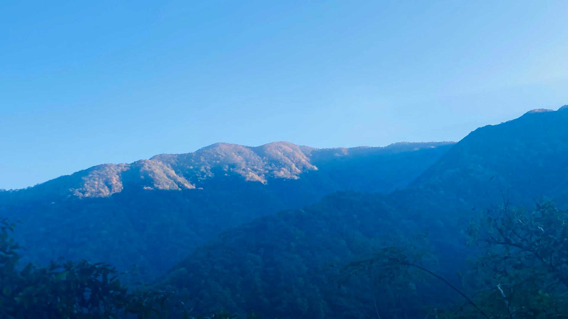 夕日を浴びる六ツ石山方面。