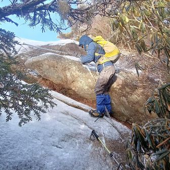 途中鷹見岩に寄る
直下のチェーンが岩から剥がれなくて苦労💦