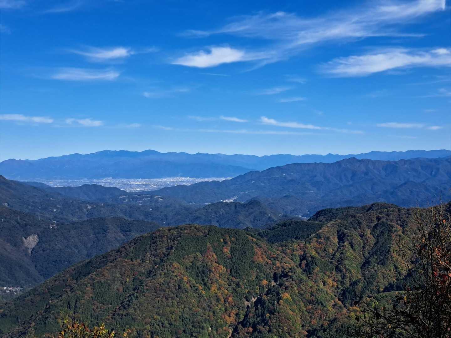 七面山表参道 | 身延山の守護神を祀る日蓮宗の聖地。敬慎院山門を額縁にした富士山の写真