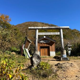 三国峠　同じバス停で下車した２人は三国山へ向かいました。なのでここからムジナ平避難小屋まで誰にも会わず。あっ、よく思い出したら一人、会いました。