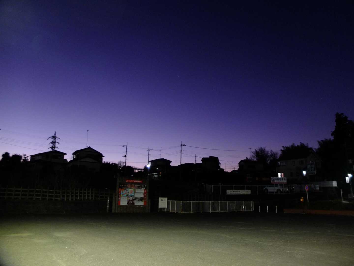 東の空は明るくなってきた‼️こんな時間に東の空を見ることは少ないので、刻々と変わる空の色に感動して、なかなか進まない😅
