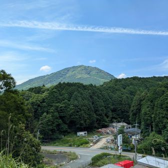 大根地山を振り返る。きれいな形をしている