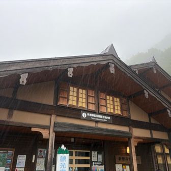 雨☔の中スタート😭