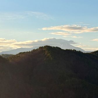 奥の蓼科山には重い雲