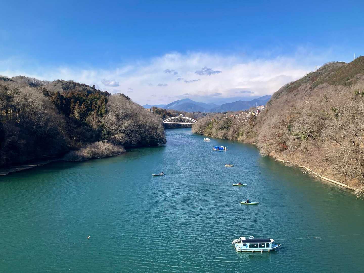 エメラルドグリーンの相模川に等間隔で釣り船があるのがちょっと面白い