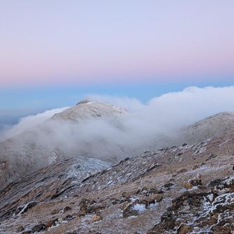 日の出直前　上層が朝日に染まりピンクっぽいビーナスベルト　朝日が当る大気はピンクに、下の濃い色はまだ日が当たっていない地球の影