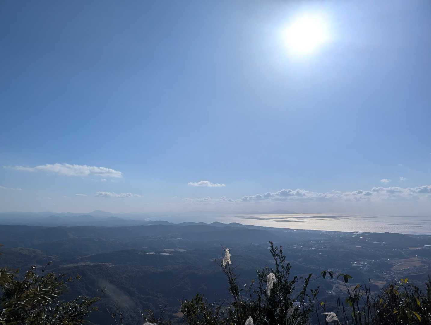 西岳山頂より
霞の向こうに金峰山や野間岳がうっすらと