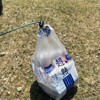 弊社の機械でできた袋をリメイクして、巾着にしてるやつおった。最強すぎる。こやつ曰く超熟の袋が一番ええらしい笑