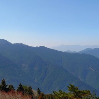 伊勢辻山から写した薊岳、うっすらと奥に大普賢岳
