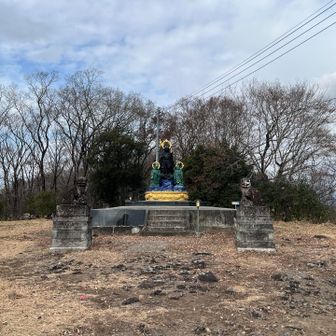 毘沙門山⛰️

毘沙門天像は、烏山城🏯築城600年
を記念して建立されたそうです。