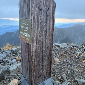 小河内岳ピーク
背後に中央アルプス
少しモルってます