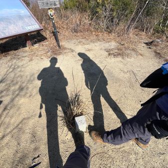 クマン岳、ここも枝木が刈ってあり見晴らしが良いので🍙しました