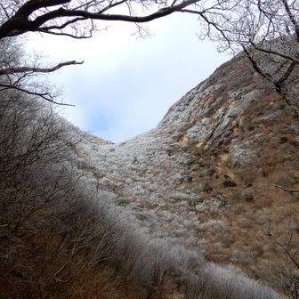 鬼人谷口より国見岳側