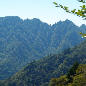 展望台から見る鋸岳。崩落があって現在は立ち入り禁止