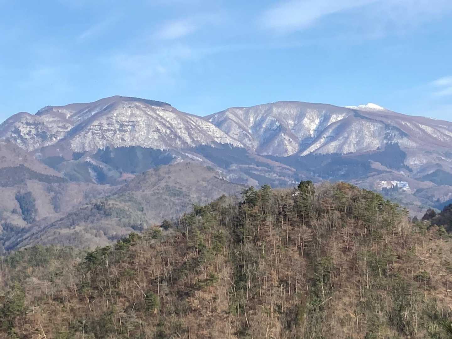瀬の原山と奥は山形神室