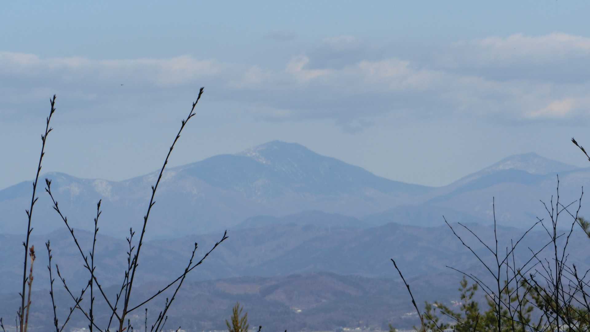 東側には早池峰山と薬師岳