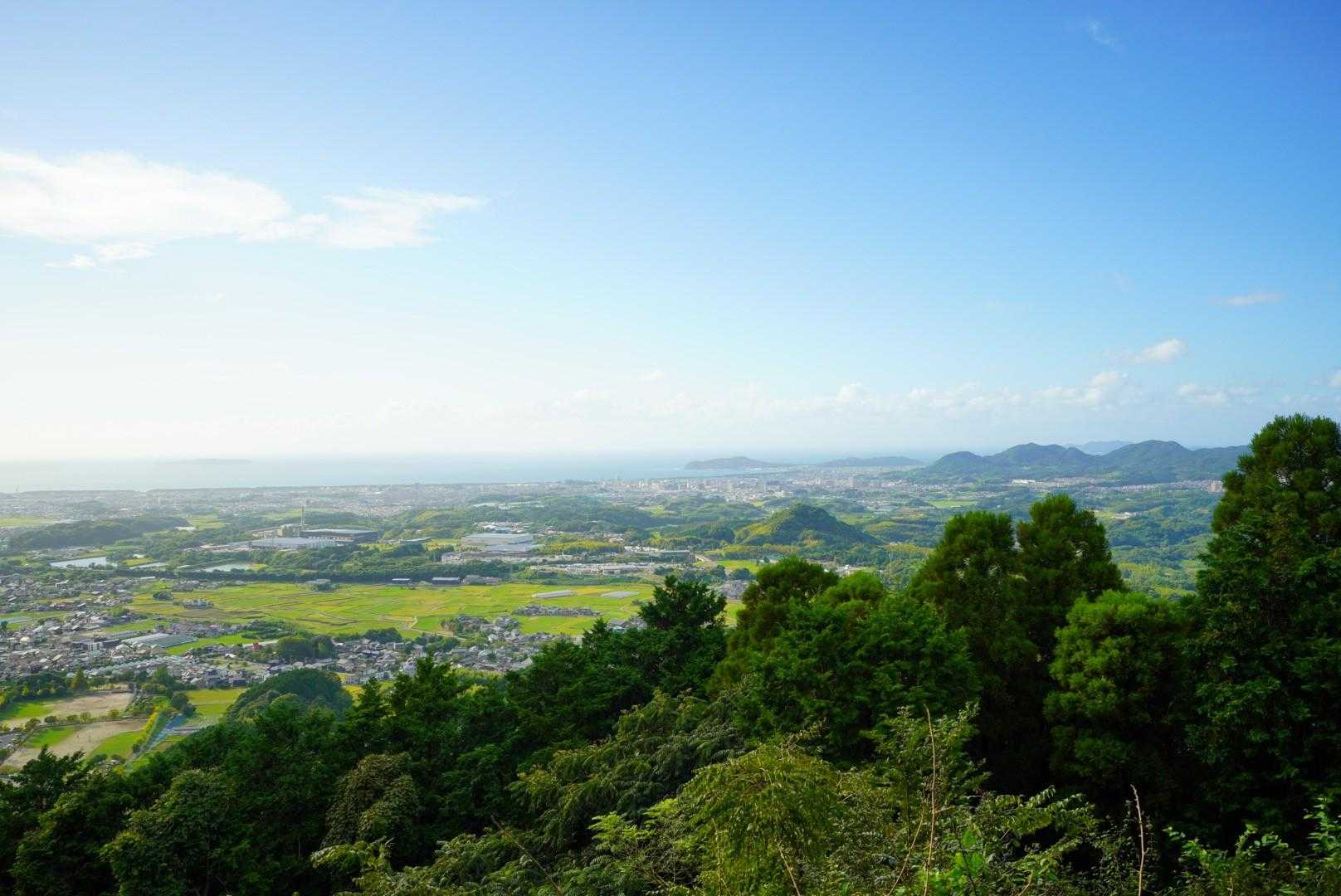 城の山から北方
玄界灘や四塚連山まで見通せる。