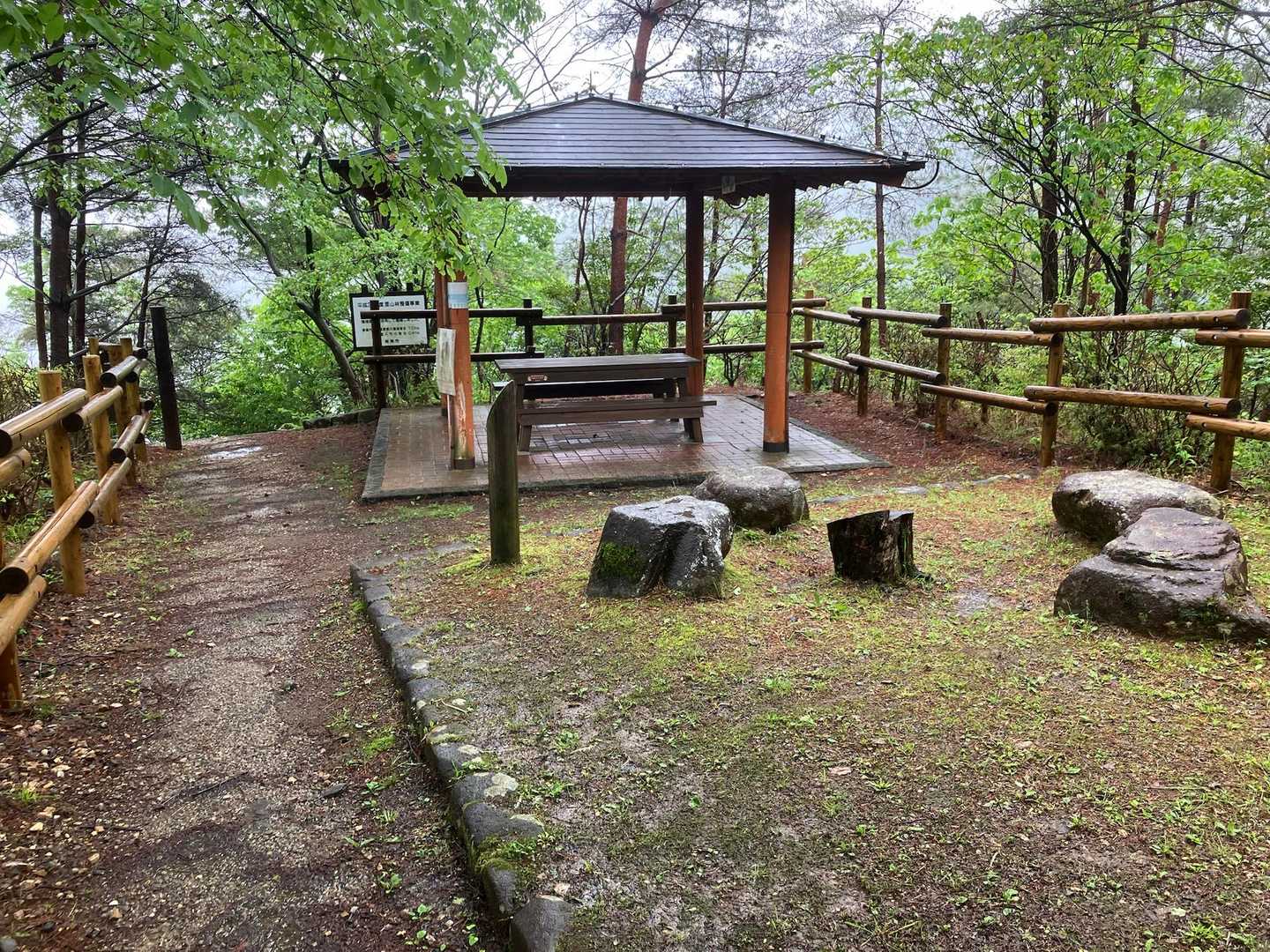 余談だが、後年、山に入る際に自分の帽子にマルボロを差し込んでいる自分に気づき、苦笑した。
結局、あの混沌とした映画の中で、俺の脳裏に一番深く焼き付いていたのは、誰だかわからない一兵士のそんな所作だったのだ。
もちろん、これは足立たちには内緒だ。