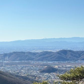 奥多摩、奥武蔵の山々。
そして富士山の頭だけ出ております。
さすがは冬の景色、遠くまで良く見えます。