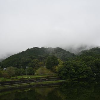 二上山、曇に隠れている、雨が降るかな
