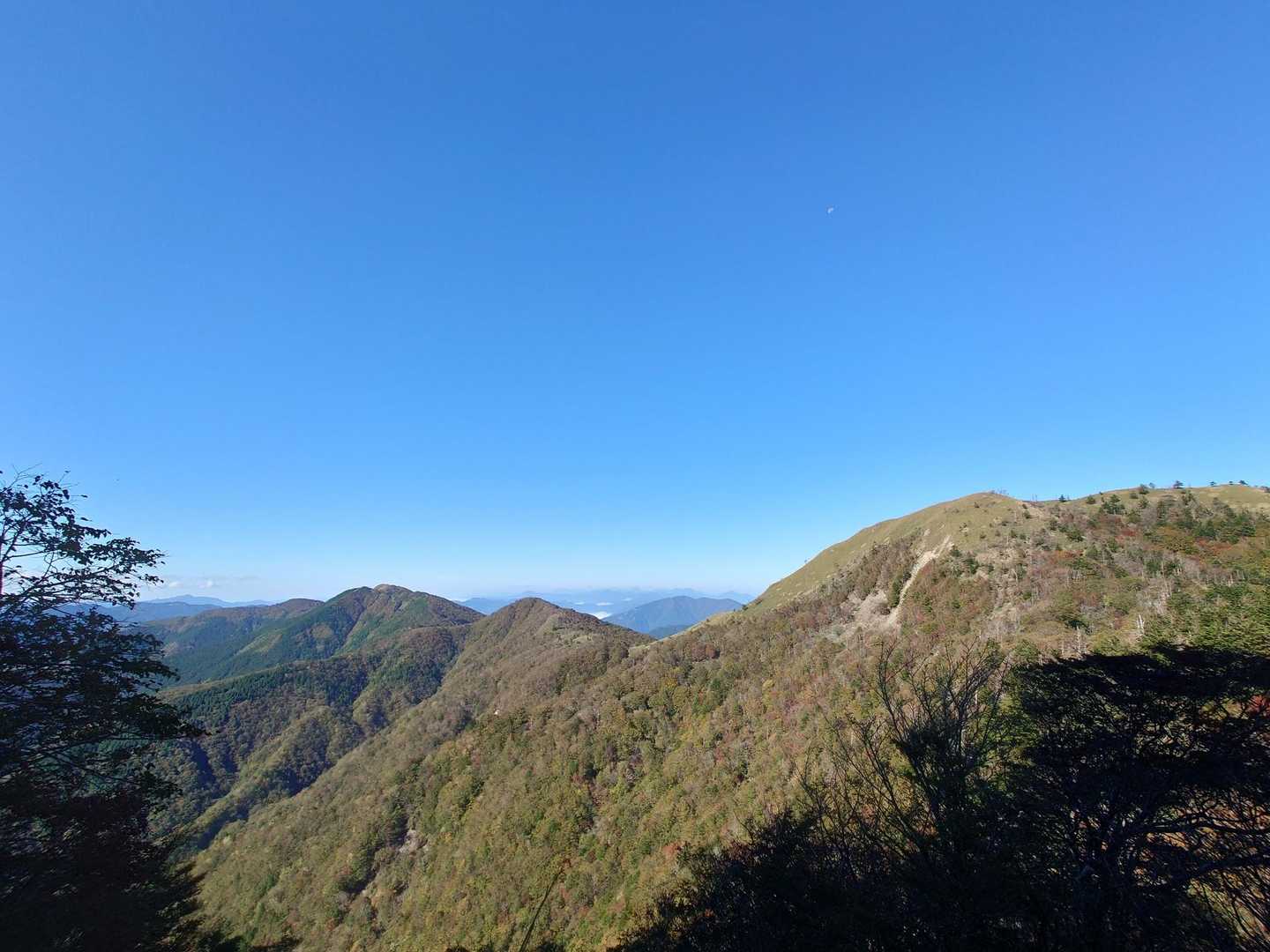 次の目的地前烏帽子山（右端）