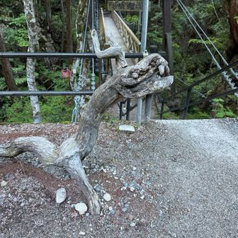 木彫りの竜です。いや。彫ってない。