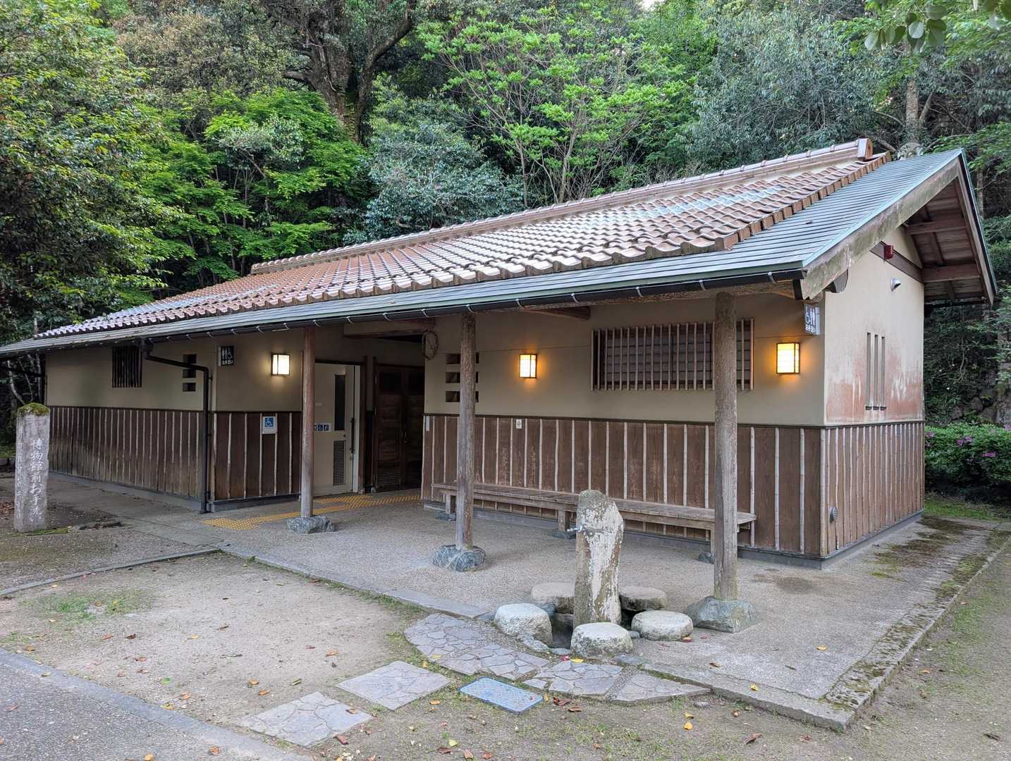 トイレ🚻も落ち着いた和風の佇まい
赤い瓦の装飾はこの地域独特の瓦でしょうか？😀