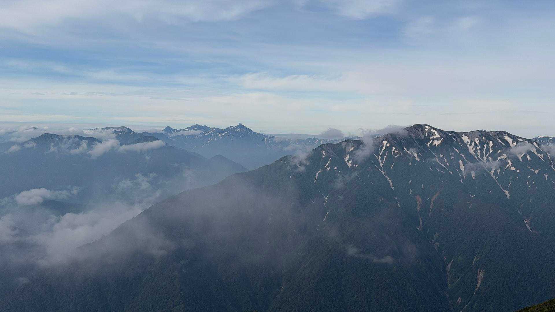 爺ヶ岳中峰からの展望です
ここに立ってようやく、槍ヶ岳を見ることができました