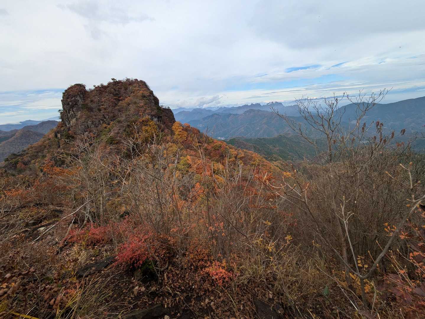 大久保集会所前-四ツ又山・鹿岳登山口-天狗峠-四ッ又山-マ 縦走コースの写真
