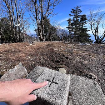 毛無山の三角点。先程の山頂看板から500ｍほど離れている
