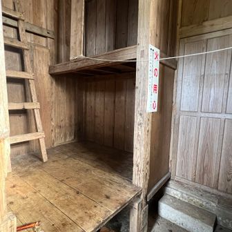 定員10名らしいけど、泊まった人に聞いたら
せいぜい6人、がんばって8人とか……
まぁ避難小屋だしね……