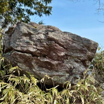 奥瓢ヶ岳山頂にはこんな岩がありました。
上がると更に展望がいいんでしょうが、怖いので、登りません。