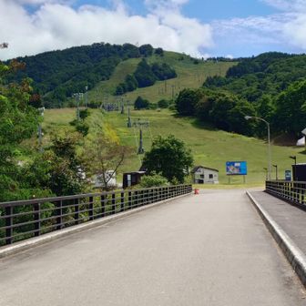 橋を渡るとゲレンデです