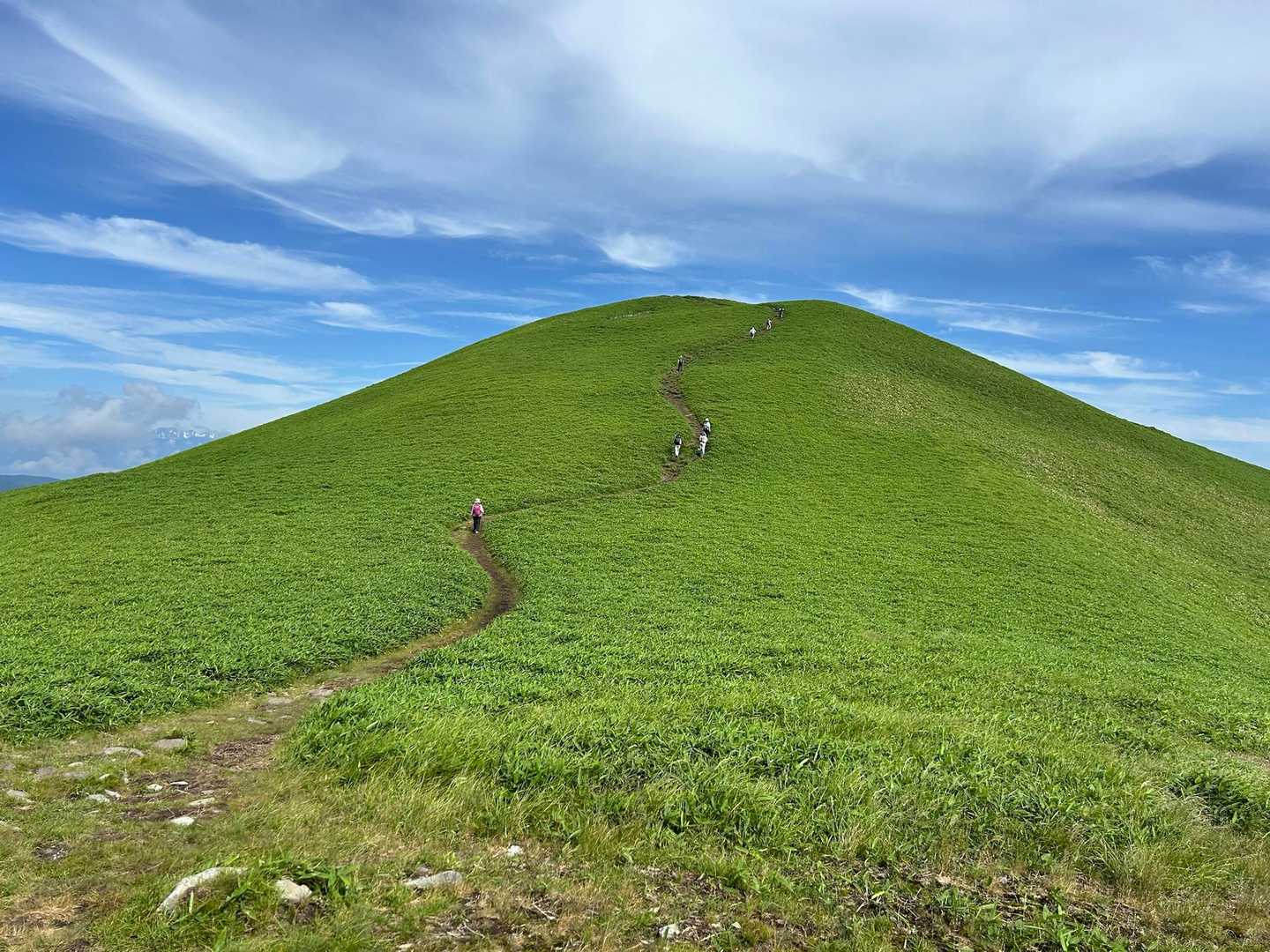 三峰山への登山道　沢山の方が楽しまれるようです