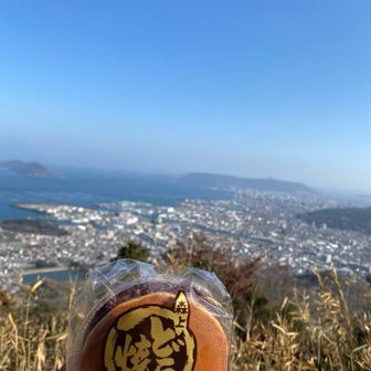 登ってる来る前に買ったここからすぐ近くの国分寺の森上屋さんのあんこたっぷりどら焼き😋

お店、朝8時からあいてるって神すぎやないですか。笑

甘過ぎずボリュームたっぷりのおいしいヤツ🤤