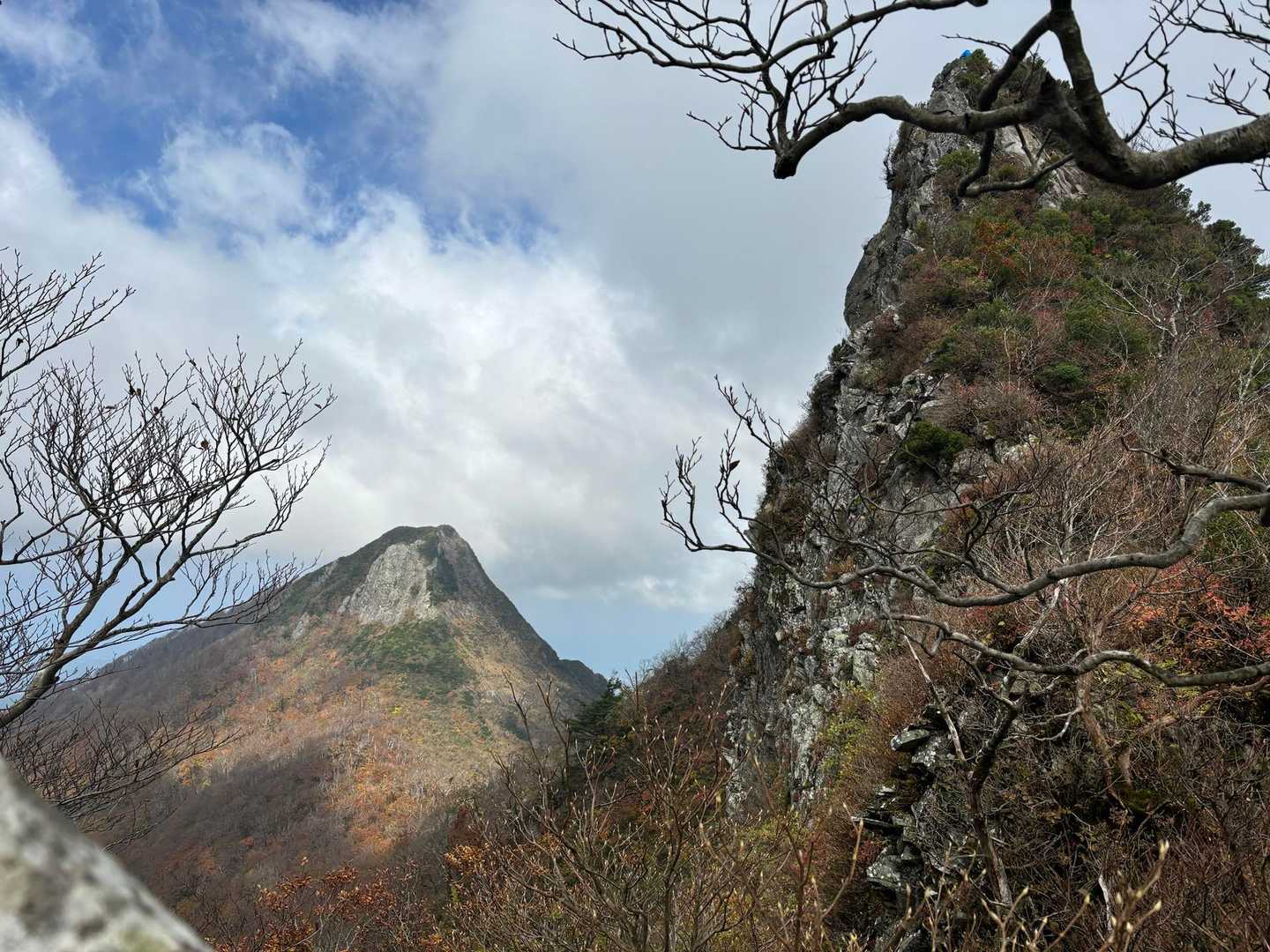 子矢筈ヶ山を越えて〜左は甲ヶ山です