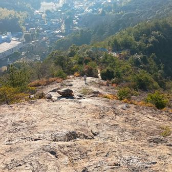 百間岩です
高度差はなかなかのもんです
グリップはものすごく良いですが…転倒は禁物のためゆっくり歩行に精進です