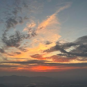 雲が染まり始める