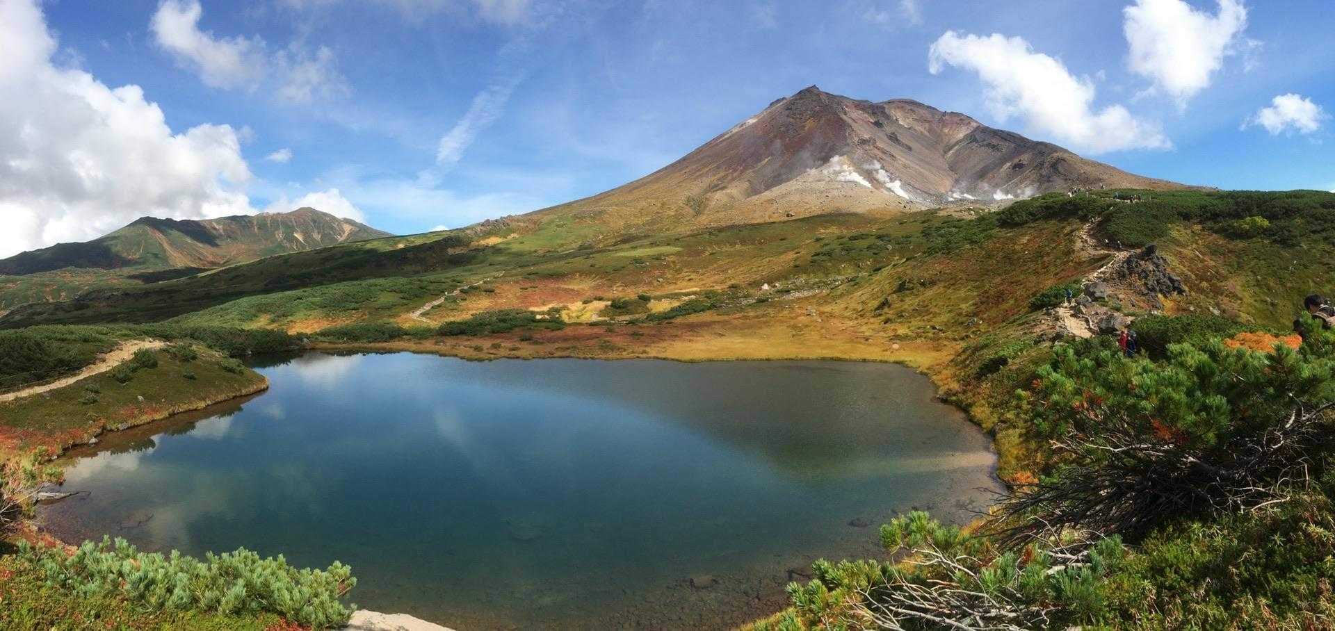 夫婦池越しの旭岳