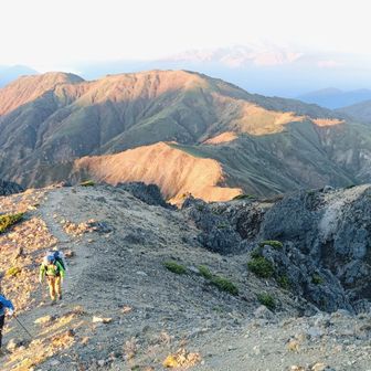 小屋泊のパーティも登ってきた
皆さん、これから焼山〜火打山越えを😊👍🏻