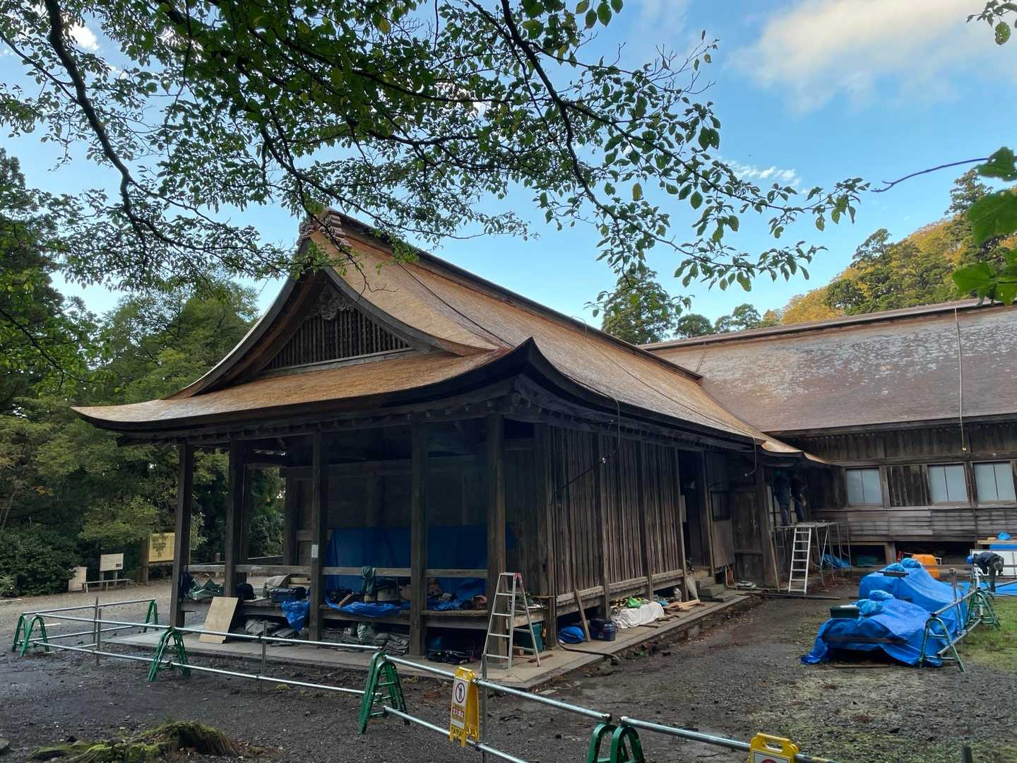 大神山神社の屋根工事は終わり、今は外壁を補修していました