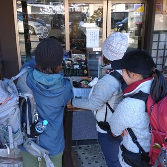 女子3人
メニューをネタに15分くらいはトークしてました

どんだけ楽しみなんだ？(笑)