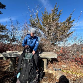 山頂から尾根を北に進むと西立岩の肩があり、そこでランチにしました🍙