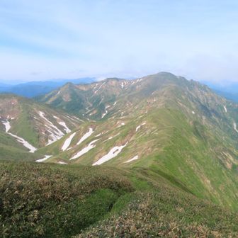 下りて行くと…
おぉ～、完全に抜けたかな🙌　
小障子・大障子・万太郎の稜線と、左が1807p～東俣ノ頭