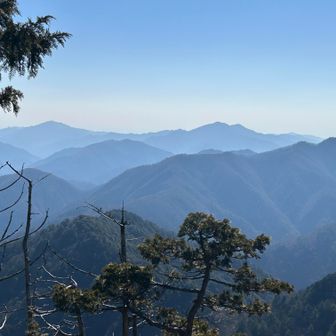 奥多摩方面
御前山と三頭山