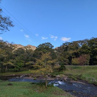 キャンプ場入口。良い天気と紅葉がきれい。