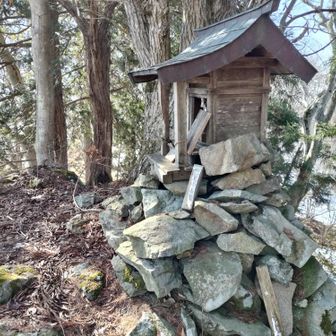 次こそは山頂か？と何度も騙されながら明覚山山頂です。祠の脇に山頂と書いた札が置いてあります。少し戻って一番高そうな場所で昼飯。