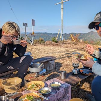 n.∶かっちゃん
　   ごはん済んだらさ
       バームクーヘン食べるから
       コーヒー淹れて♪

K∶うん。
       コーヒーある？

n∶持って来てないょ。

y∶持って来てないょ。

n∶コーヒー係は
       かっちゃんじゃん。

K∶うん。だからさっき淹れたょ。

n.y∶・・・・・

かっちゃん
なぜか1回分しかコーヒー
持って来てませんでした  ‎‎(´°` )ﾌｩ…

さっき来る時に寄ったコンビニで
気がつけば良かったぁ。。
って反省してました（笑）

いいょ。
今度からは出かける時に聞く（笑）